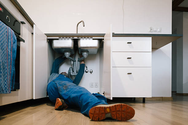 Professional Emergency Plumber technician working in Aberdeen, NC